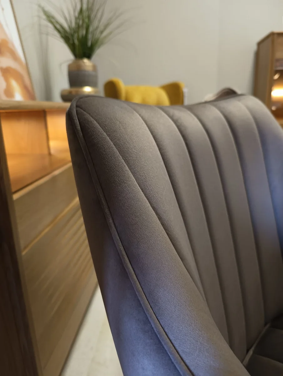 Krzesło obrotowe Azalia Velvet czarny stelaż, tapicerka cappuccino Bluvel 38